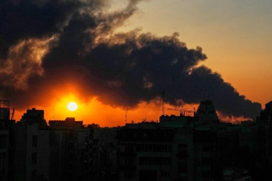 Μαίνεται ανεξέλεγκτα και διευρύνεται επικίνδυνα ο πόλεμος στη Μέση Ανατολή